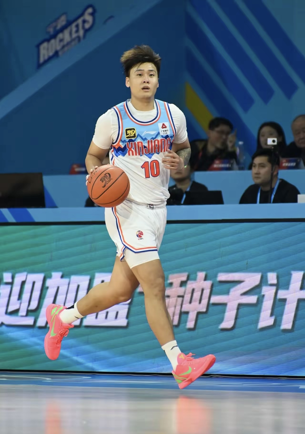包含赛后CBA季后赛焦点战，山东男篮防线松动，底气十足，训练强度明显提升的词条
